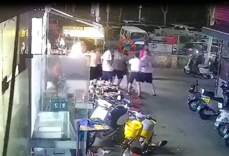 男子凌晨在郑州街头“抢小孩”,被众人摁倒?警方回应 男子凌晨在郑州街头“抢小孩”,被众人摁倒?警方回应