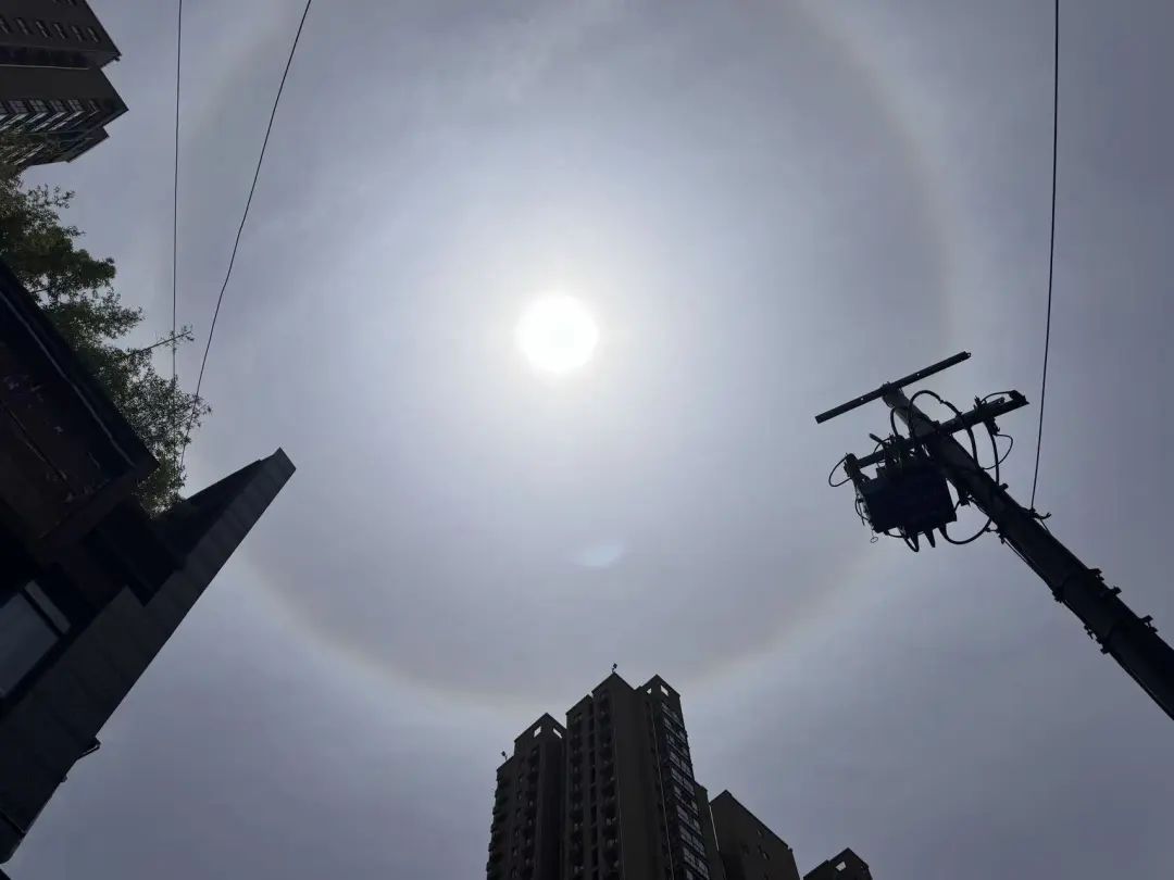 西安上空出现绝美日晕!今日高温橙色预警,局地将迎雷暴、大风、降水天气→ 西安上空出现绝美日晕!今日高温橙色预警,局地将迎雷暴、大风、降水天气→