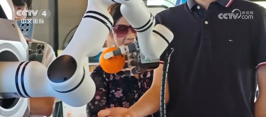 从“小突破”到“大布局” 人形机器人展示场景朝向“实用化工具”加速跑 从“小突破”到“大布局” 人形机器人展示场景朝向“实用化工具”加速跑