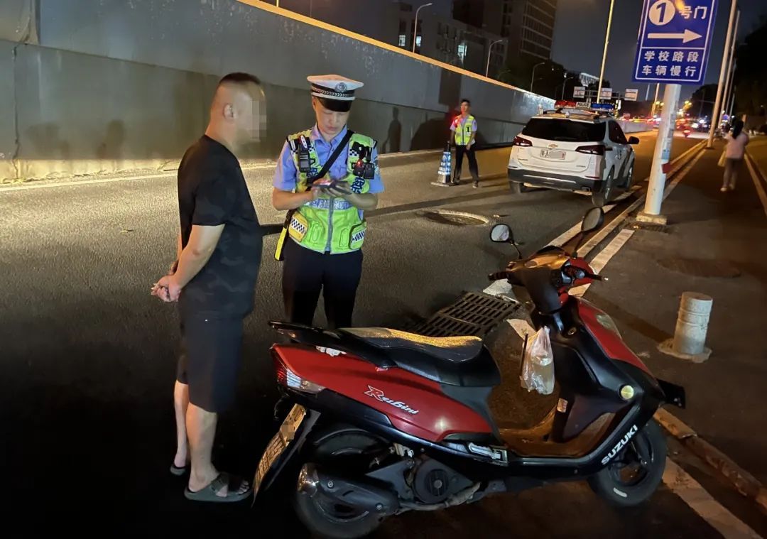 被醉驾车顶行600多米,他昏迷12天后牺牲 被醉驾车顶行600多米,他昏迷12天后牺牲