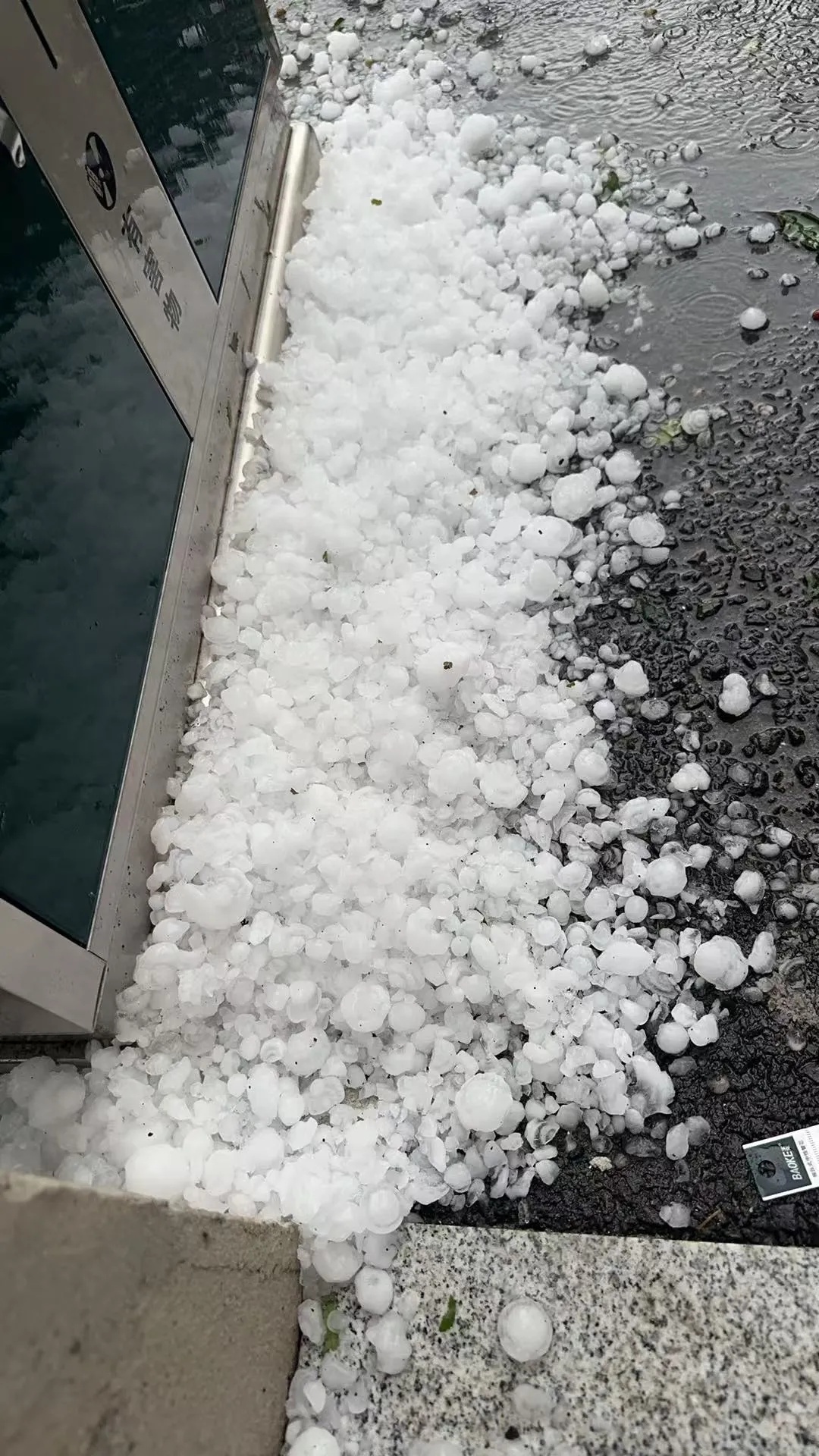 安徽一地突降冰雹！比鸡蛋还大