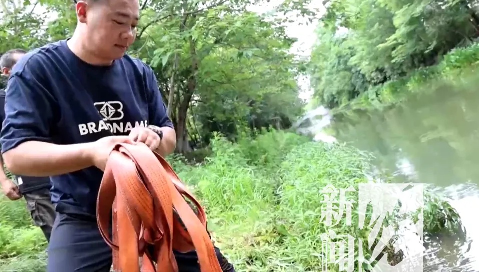 事发上海深夜!中年夫妻一起坠河,老公体重超200斤,幸得路人父子挺身而出生死营救 事发上海深夜!中年夫妻一起坠河,老公体重超200斤,幸得路人父子挺身而出生死营救