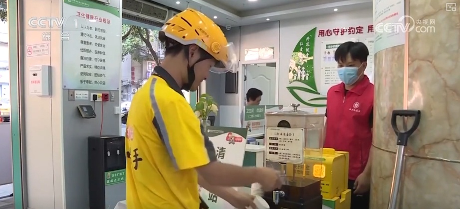 打造“新就业群体”友好镇街 多样化“防暑套餐”服务应对高温“烤”验 打造“新就业群体”友好镇街 多样化“防暑套餐”服务应对高温“烤”验