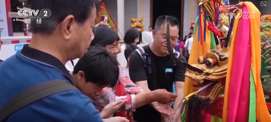 古老习俗“活”起来、“避暑+探险”“火”起来 暑期文旅热力全开 古老习俗“活”起来、“避暑+探险”“火”起来 暑期文旅热力全开