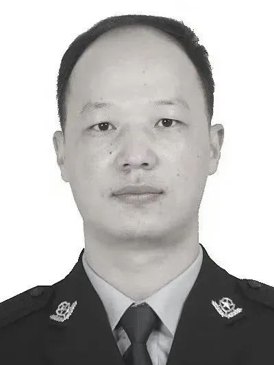 交警被冲卡车辆顶行600米，昏迷12天后牺牲