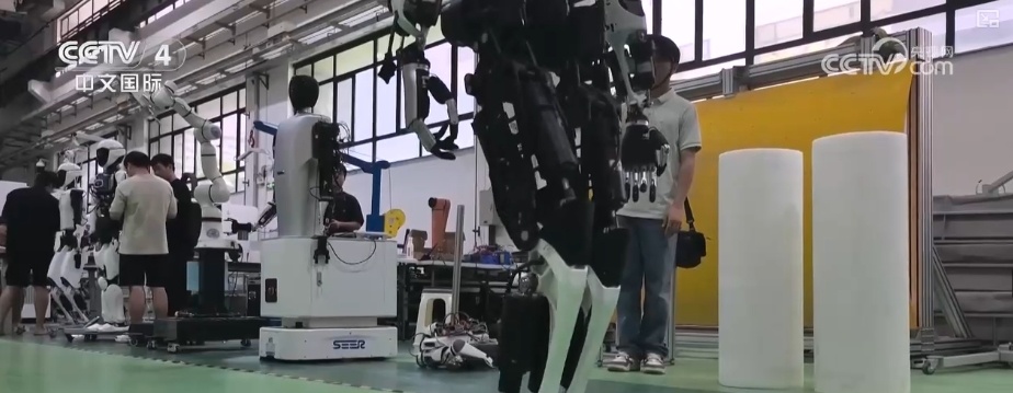 从“小突破”到“大布局” 人形机器人展示场景朝向“实用化工具”加速跑 从“小突破”到“大布局” 人形机器人展示场景朝向“实用化工具”加速跑