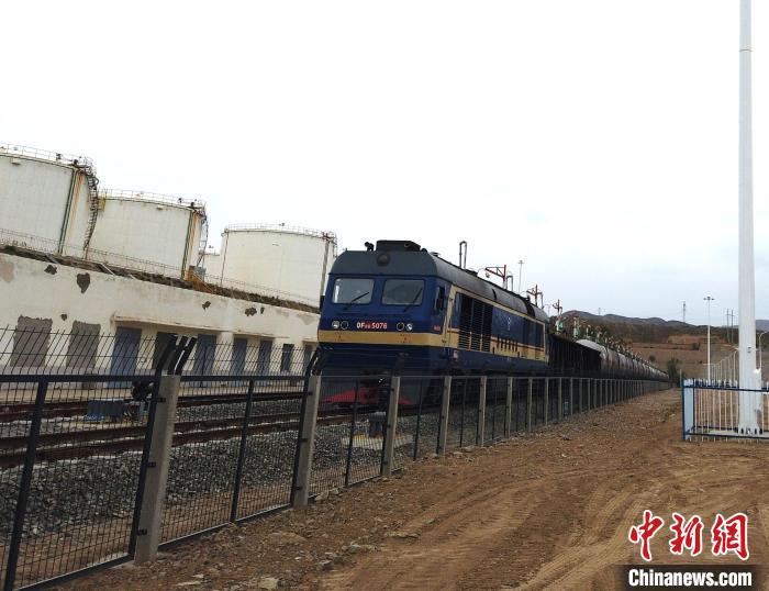 青藏高原首条航油铁路运输通道启用 青藏高原首条航油铁路运输通道启用