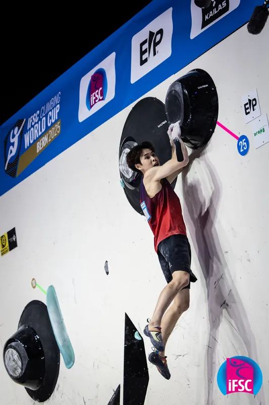 “00后”广州仔潘愚非，攀岩世界杯伯尔尼站夺冠！是中国选手首次获此殊荣