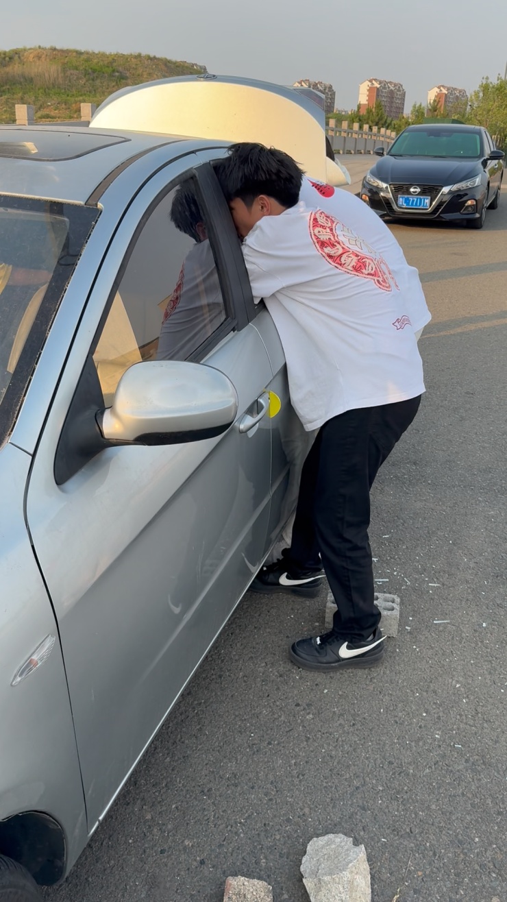 女童被反锁车内高温缺氧!日照三名中考生果断破窗救人,后续来了! 女童被反锁车内高温缺氧!日照三名中考生果断破窗救人,后续来了!