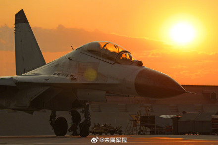 星月为伴战海天！战机遇上圆月上演硬核浪漫