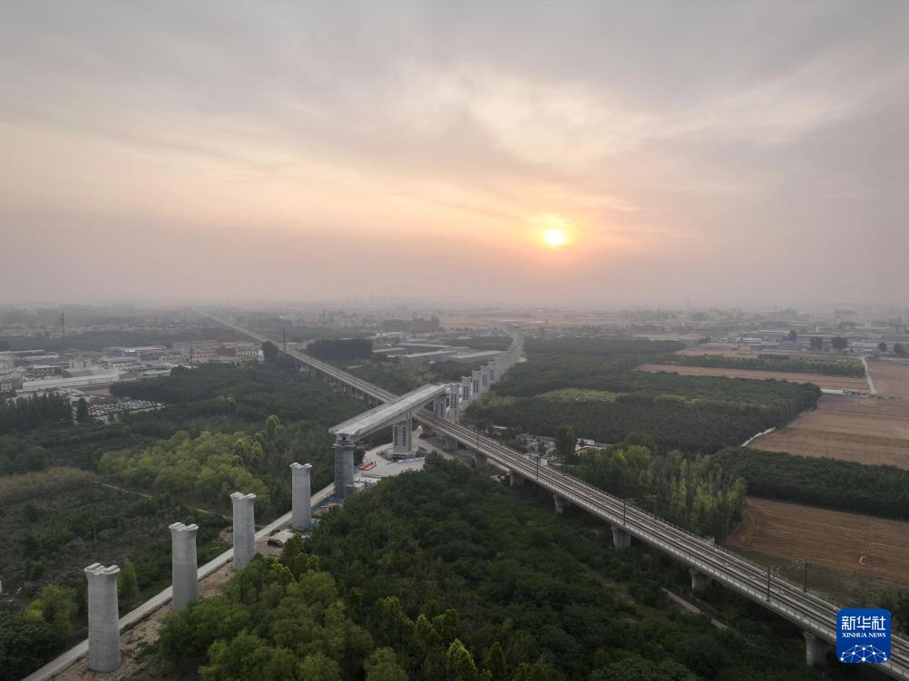 雄忻高铁雄保段跨京广高铁转体桥成功转体 雄忻高铁雄保段跨京广高铁转体桥成功转体