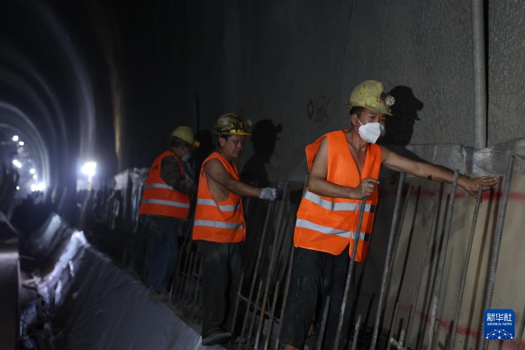 兰合铁路全线控制性工程黄家岭隧道贯通 兰合铁路全线控制性工程黄家岭隧道贯通