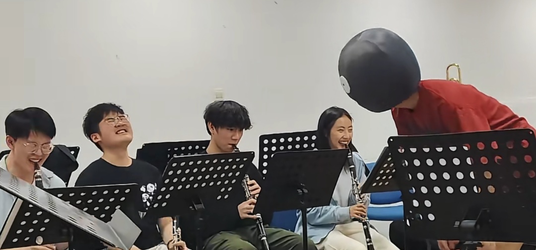 上海的这个表演爆笑刷屏！网友：台上的他们怎么忍住不笑的？