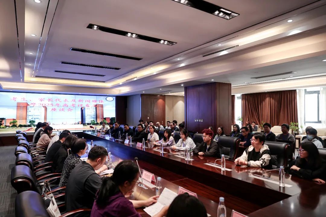 云南高考“评卷开放日”,记者探访评卷现场→ 云南高考“评卷开放日”,记者探访评卷现场→