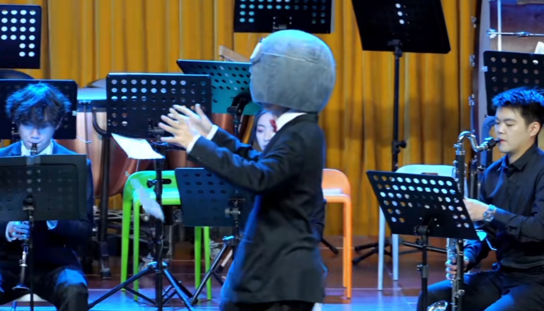 上海的这个表演爆笑刷屏！网友：台上的他们怎么忍住不笑的？