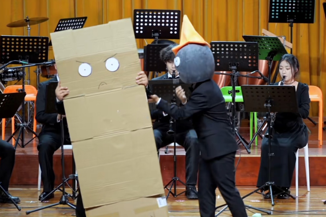 上海的这个表演爆笑刷屏！网友：台上的他们怎么忍住不笑的？