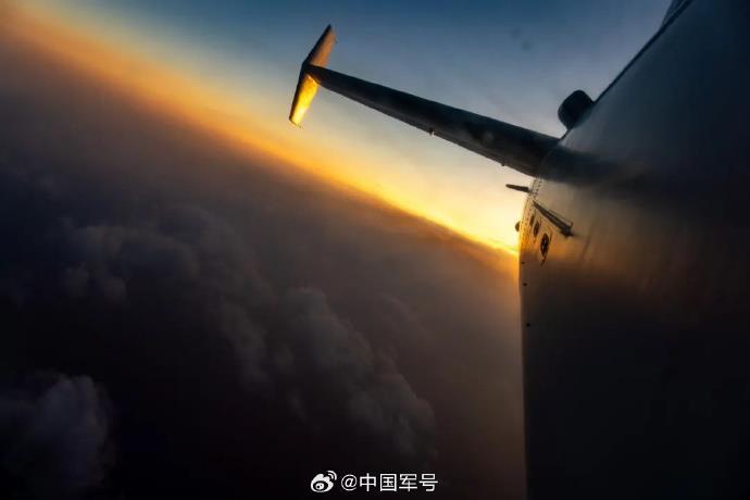 昼夜不停！战鹰与晚霞同框氛围感拉满