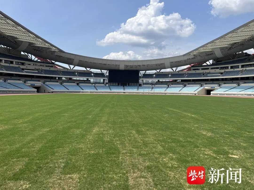 南京奥体新换的草坪已经绿了！76万人预约，常州VS南京门票已售罄