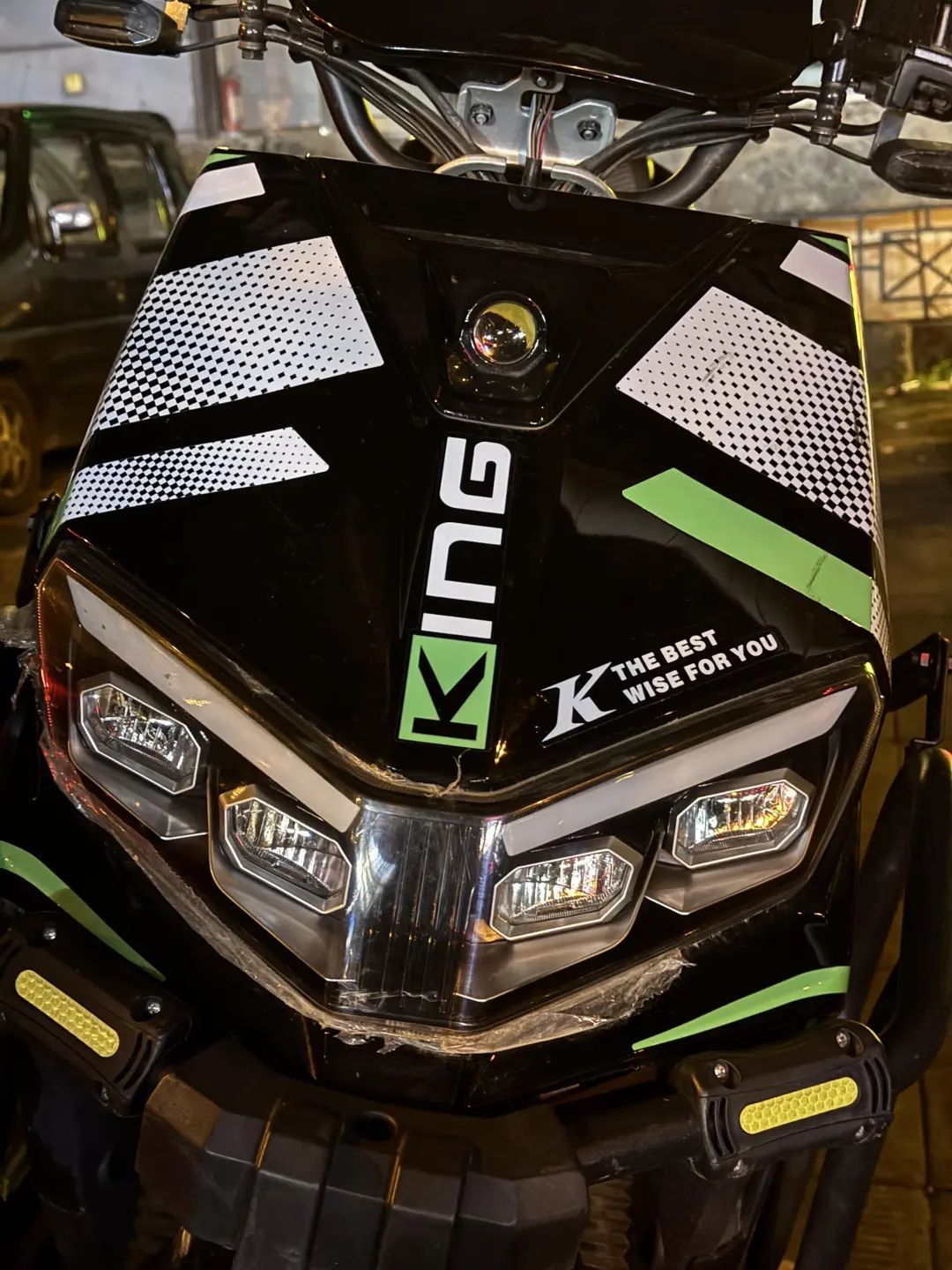 远光灯亮瞎眼!警惕电动自行车小改装大隐患 远光灯亮瞎眼!警惕电动自行车小改装大隐患