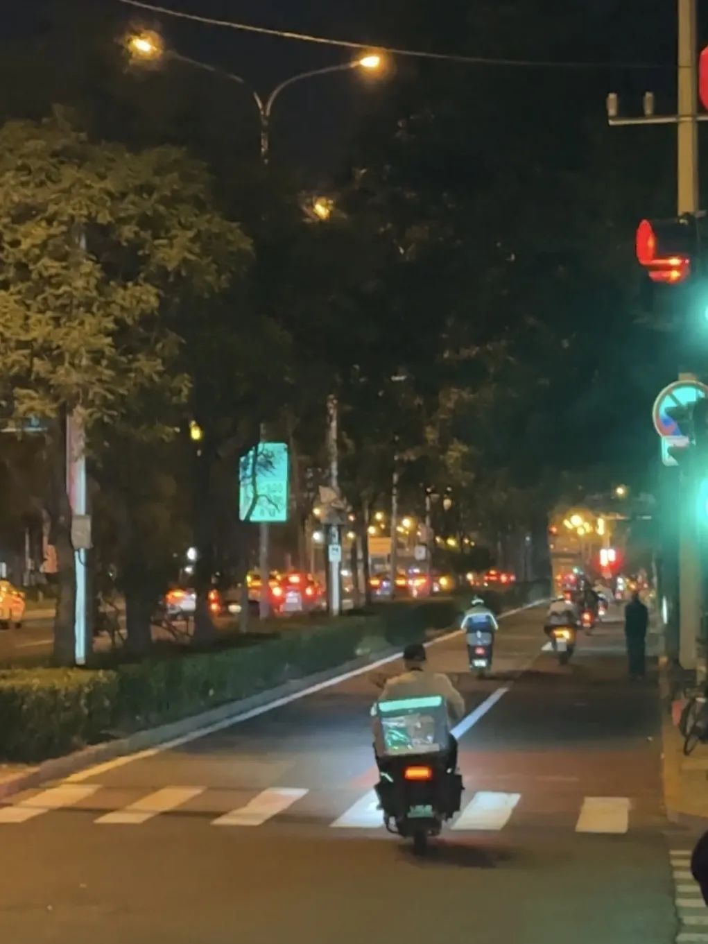 远光灯亮瞎眼!警惕电动自行车小改装大隐患 远光灯亮瞎眼!警惕电动自行车小改装大隐患