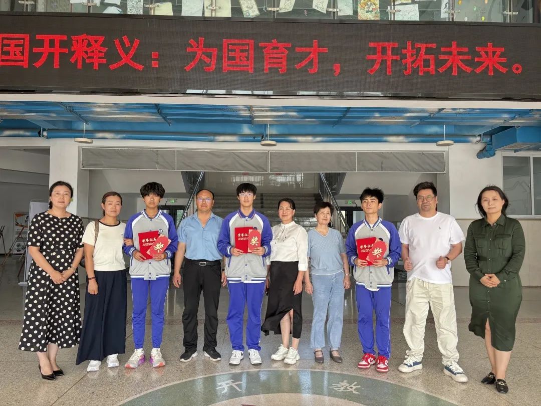 女童被反锁车内高温缺氧!日照三名中考生果断破窗救人,后续来了! 女童被反锁车内高温缺氧!日照三名中考生果断破窗救人,后续来了!