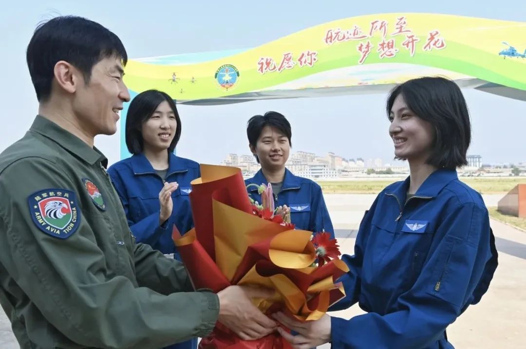新一批陆军女飞行员来了! 新一批陆军女飞行员来了!