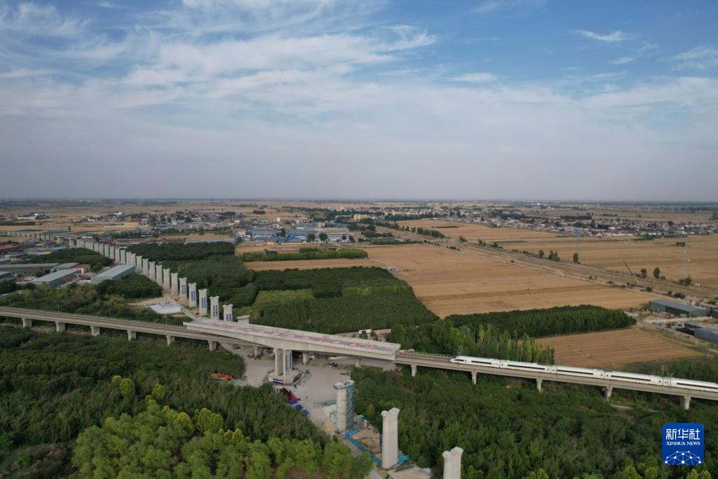 雄忻高铁雄保段跨京广高铁转体桥成功转体 雄忻高铁雄保段跨京广高铁转体桥成功转体