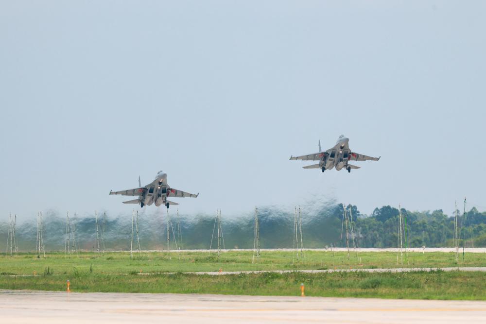翱翔天际!看对空、对地、对海多课目异型机协同训练 翱翔天际!看对空、对地、对海多课目异型机协同训练