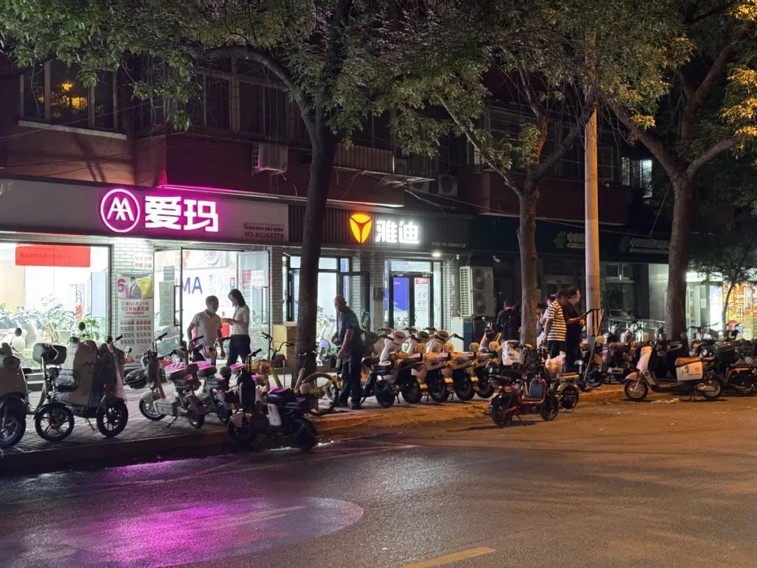 远光灯亮瞎眼!警惕电动自行车小改装大隐患 远光灯亮瞎眼!警惕电动自行车小改装大隐患