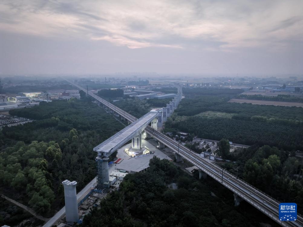 雄忻高铁雄保段跨京广高铁转体桥成功转体 雄忻高铁雄保段跨京广高铁转体桥成功转体