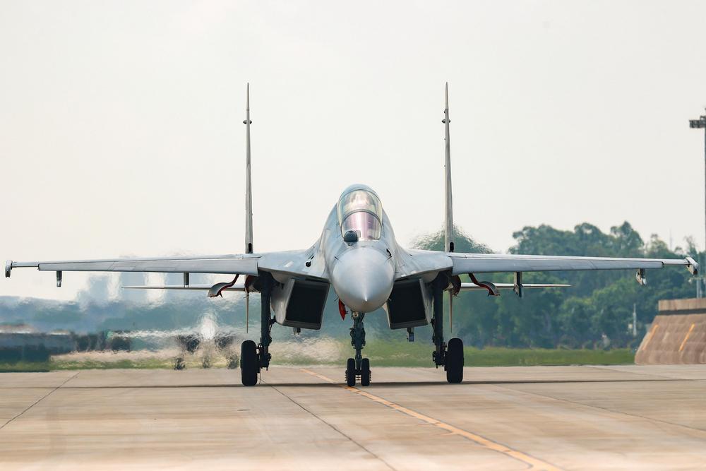 翱翔天际!看对空、对地、对海多课目异型机协同训练 翱翔天际!看对空、对地、对海多课目异型机协同训练