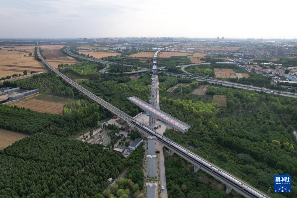 雄忻高铁雄保段跨京广高铁转体桥成功转体 雄忻高铁雄保段跨京广高铁转体桥成功转体