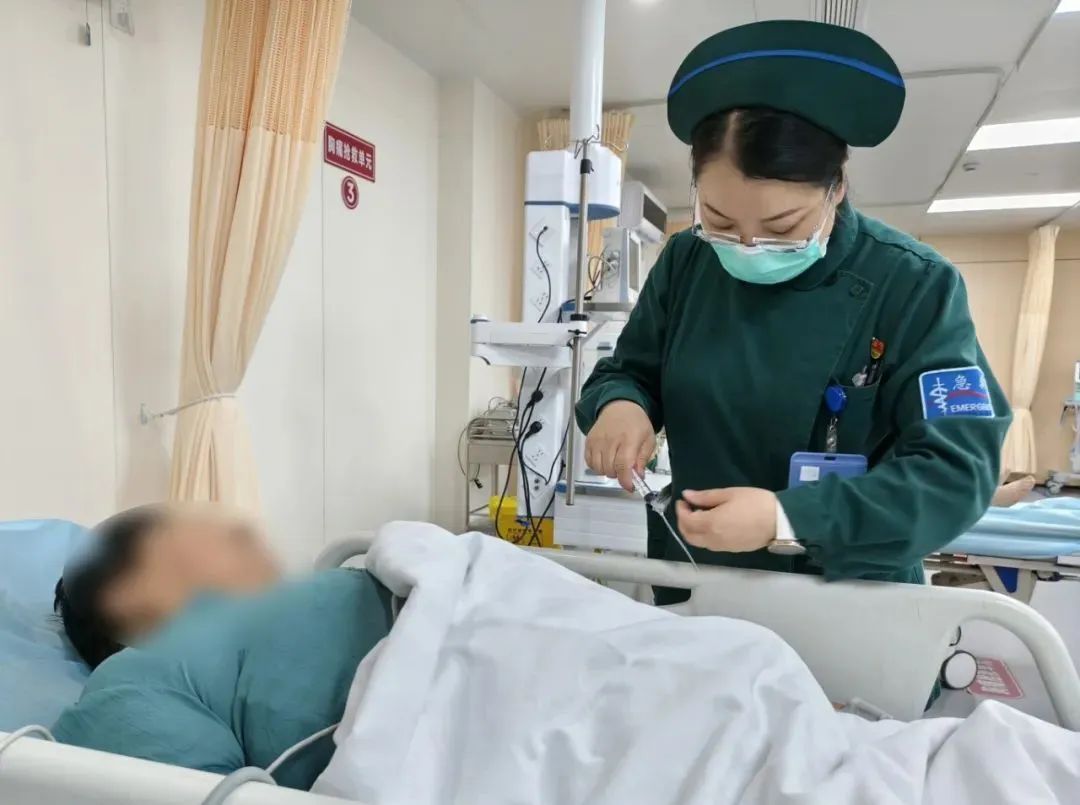 老人疑遭蛇咬仍“淡定”干活2小时 医生直呼危险 老人疑遭蛇咬仍“淡定”干活2小时 医生直呼危险