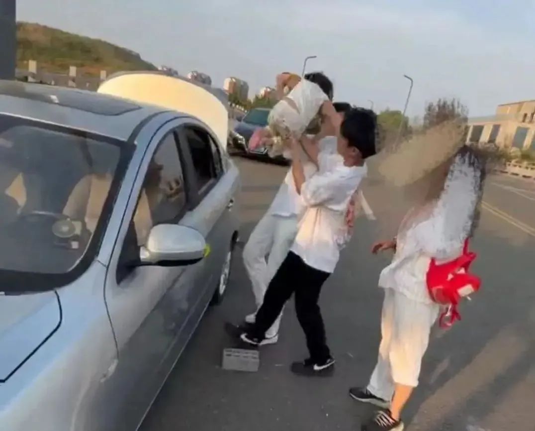 女童被反锁车内高温缺氧!日照三名中考生果断破窗救人,后续来了! 女童被反锁车内高温缺氧!日照三名中考生果断破窗救人,后续来了!