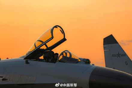 星月为伴战海天！战机遇上圆月上演硬核浪漫