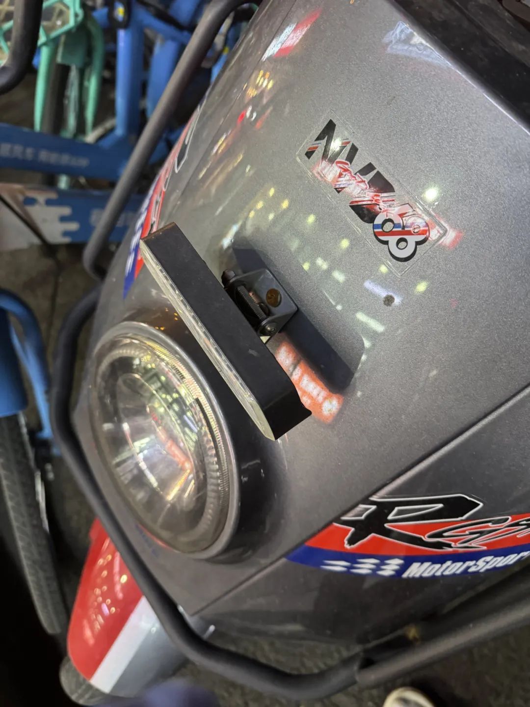 远光灯亮瞎眼!警惕电动自行车小改装大隐患 远光灯亮瞎眼!警惕电动自行车小改装大隐患