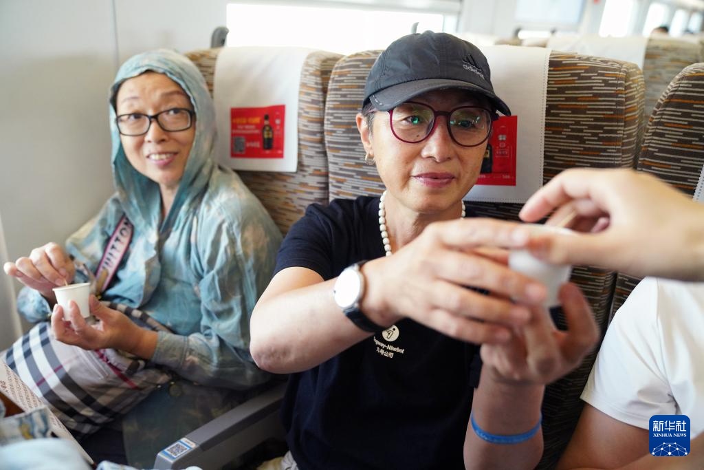 坐着高铁吃烤肉 坐着高铁吃烤肉