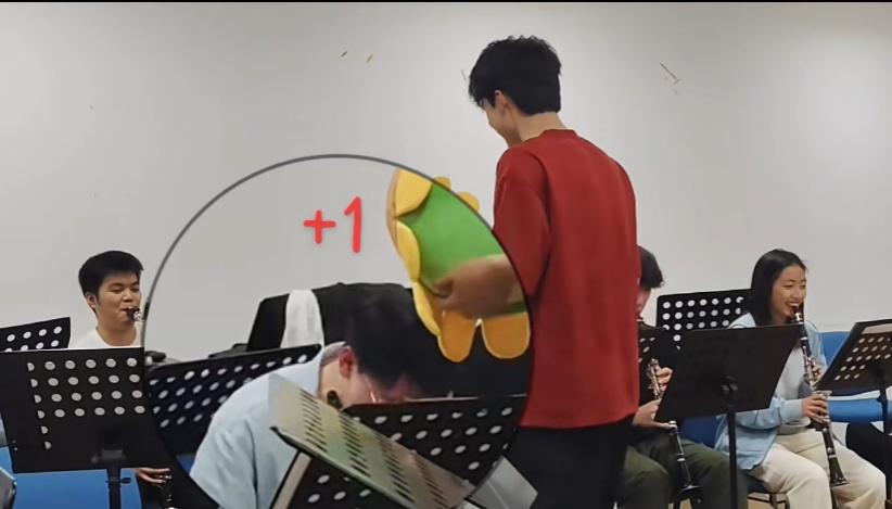 上海的这个表演爆笑刷屏！网友：台上的他们怎么忍住不笑的？