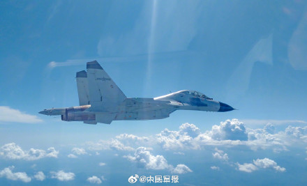 星月为伴战海天！战机遇上圆月上演硬核浪漫