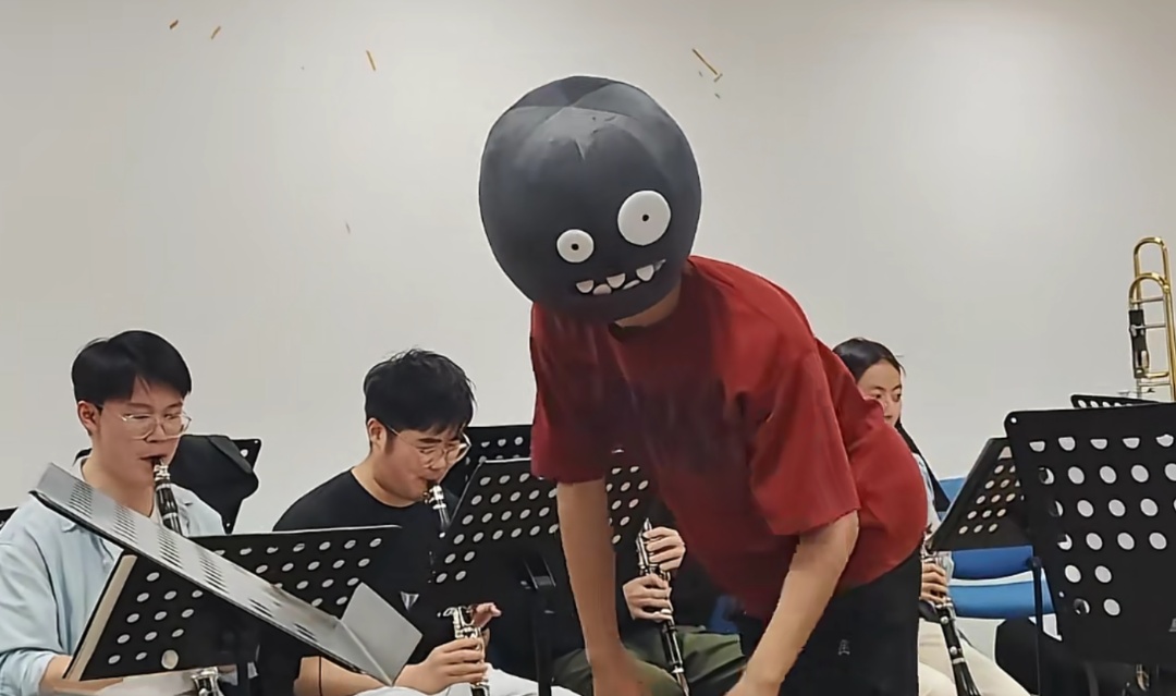 上海的这个表演爆笑刷屏！网友：台上的他们怎么忍住不笑的？