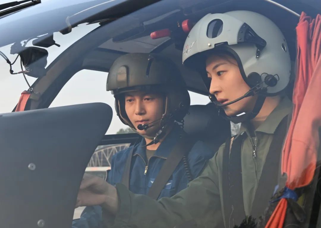 新一批陆军女飞行员来了! 新一批陆军女飞行员来了!