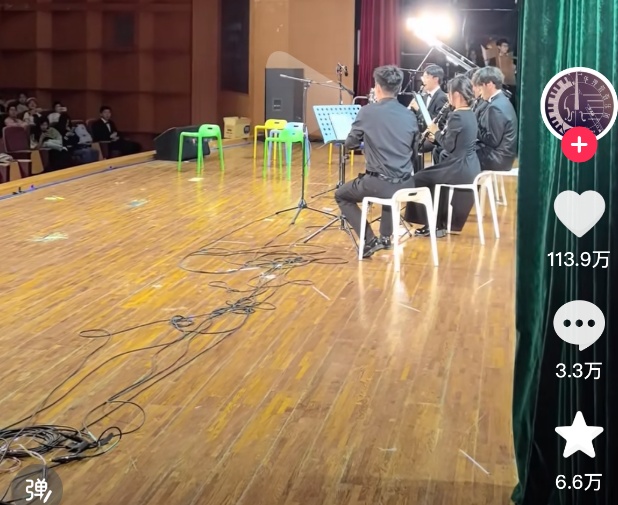 上海的这个表演爆笑刷屏！网友：台上的他们怎么忍住不笑的？