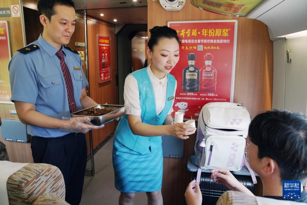 坐着高铁吃烤肉 坐着高铁吃烤肉