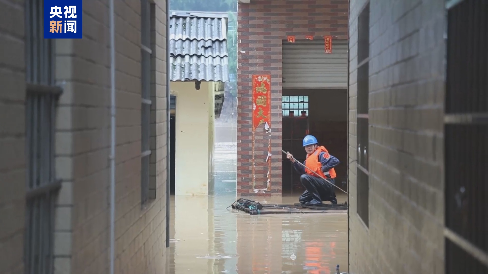 受洪水影响电力设施停运 广东肇庆当地加紧抢修复电 受洪水影响电力设施停运 广东肇庆当地加紧抢修复电