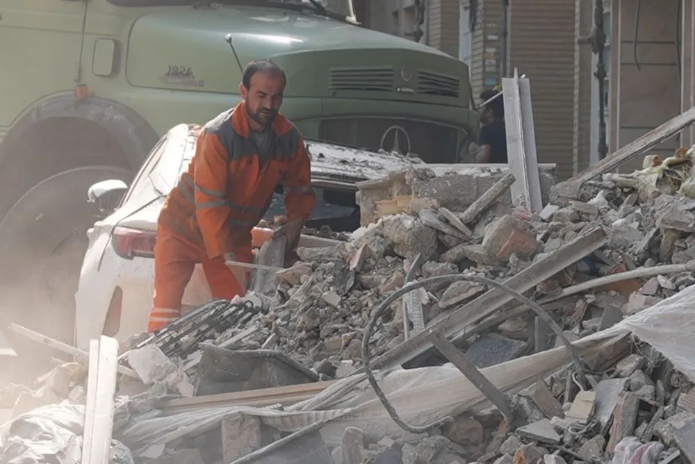 “夜空中不断有飞行物被拦截、火光四起……”新华社记者亲历德黑兰不眠夜 “夜空中不断有飞行物被拦截、火光四起……”新华社记者亲历德黑兰不眠夜