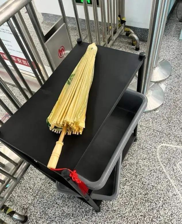 地铁禁带油纸伞引热议！乘飞机能否携带？答案来了