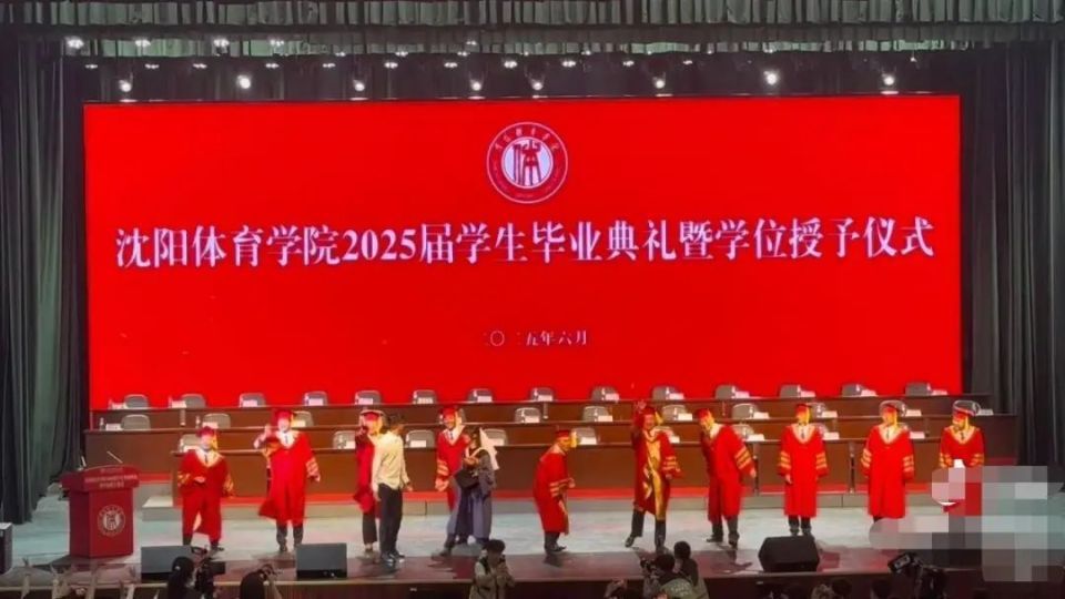 毕业典礼上一女生穿硕士服被求婚,校领导开心帮撒喜糖 毕业典礼上一女生穿硕士服被求婚,校领导开心帮撒喜糖