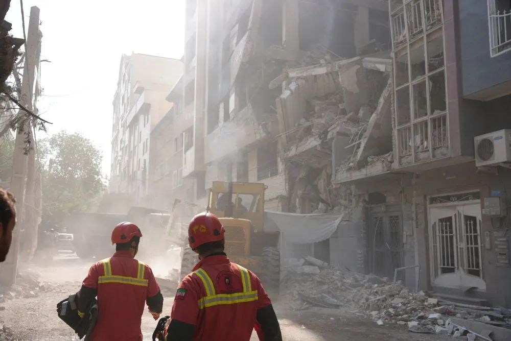 “夜空中不断有飞行物被拦截、火光四起……”新华社记者亲历德黑兰不眠夜 “夜空中不断有飞行物被拦截、火光四起……”新华社记者亲历德黑兰不眠夜