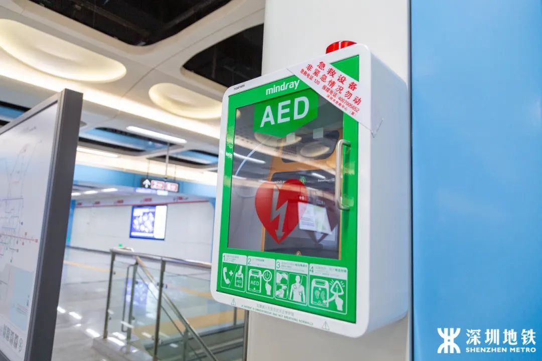 地铁内男子心脏骤停，8分钟“生死时速”!