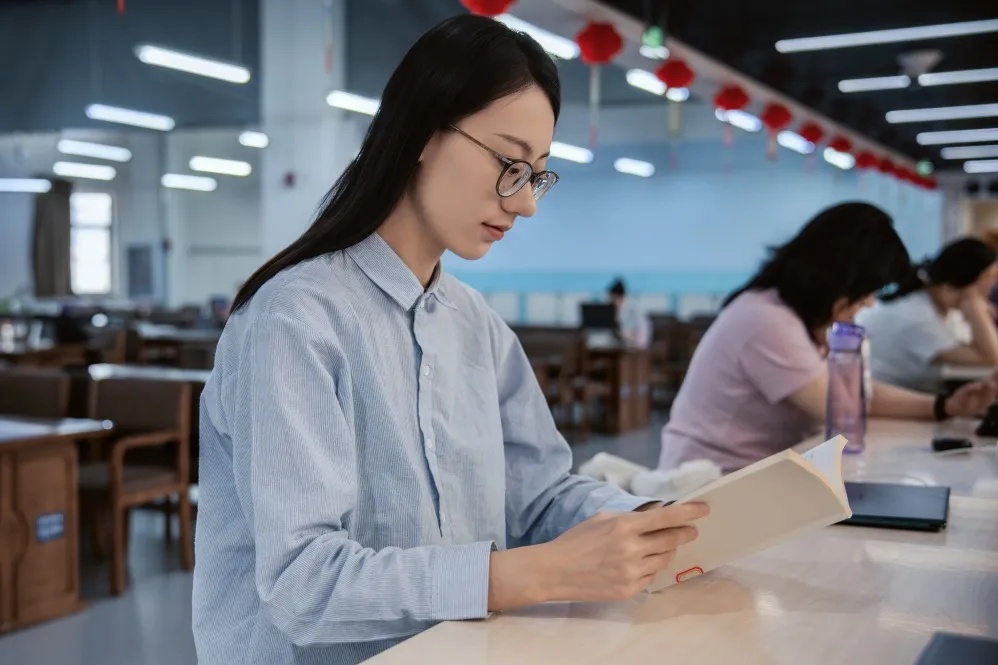 她凭一只眼睛考上哈工大，本科三年毕业直博！